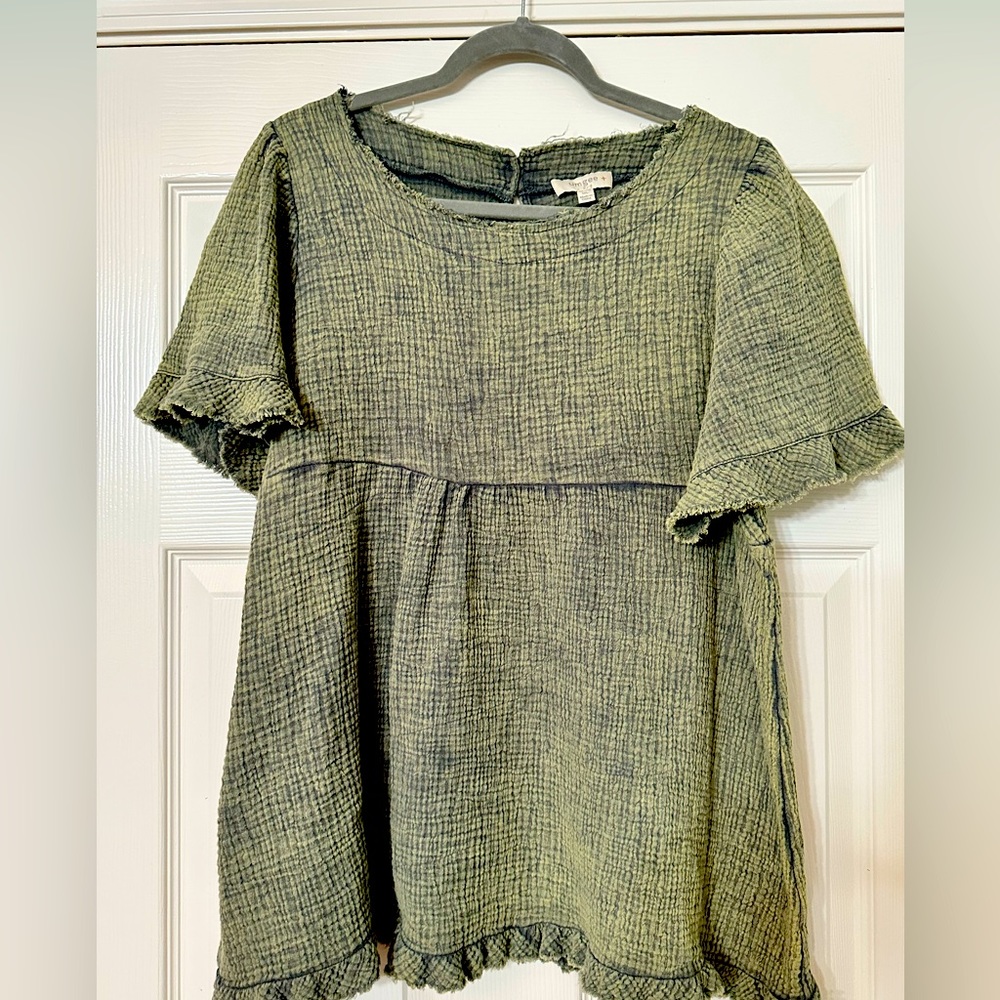 Cute comfortable top! Worn once. Pretty soft fern green color!